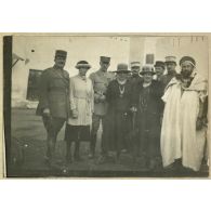 Voyage au M'Zab. Décembre 1920. Beni-Isguen. Interprète Cabannes, sa femme, G[énér]al Mesple, M[ada]me Durand, Cap[itai]ne Durand des affaires indigènes, M[ada]me Mesple, D[octeu]r Diénot, L[ieutenan]t Benazis, Caïd de Beni Isguen. [légende d'origine]