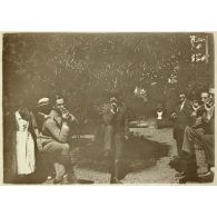 Avril et mai 1920. Hussein Dey (chez le G[énér]al Drude). Après déjeuner, jeunes et vieux font les singes. [légende d'origine]