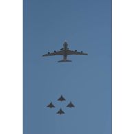 Un ensemble aérien composé d'un avion E-3 Sentry (sentinelle) de l'EDCA 00.036 Berry (escadron de détection et de contrôle aéroportés) et de quatre Mirage 2000-5 de l'escadron de chasse 1/2 Cigognes survole les Champs-Elysées lors du défilé militaire du 14 juillet 2018 à Paris.
