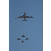 Un ensemble aérien composé d'un avion E-3 Sentry (sentinelle) de l'EDCA 00.036 Berry (escadron de détection et de contrôle aéroportés) et de quatre Mirage 2000-5 de l'escadron de chasse 1/2 Cigognes survole les Champs-Elysées lors du défilé militaire du 14 juillet 2018 à Paris.