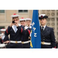 Sonneurs du bagad de Lann-Bihoué lors d'une prise d'armes sur la grande place d'armes du Ministère des Armées à Balard, lors de la journée du marin.