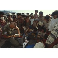 Des enfants cambodgiens reçoivent des cadeaux de la part des soldats français de l'ONU.