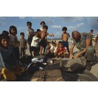 Des enfants cambodgiens reçoivent des cadeaux de la part des soldats français de l'ONU.