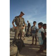 Discussion et adieu des enfants aux soldats français.