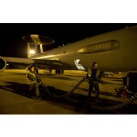 Avitaillement en carburant par les militaires du Service des essences, de l'avion de détection E3F Awacs de l'EDCA (escadron de détection et de contrôle aéroportés) 36 Berry de la BA 702 (base aérienne) d'Avord n° 202 de l'escadrille BR 43 (Charognard), au parking de nuit.
