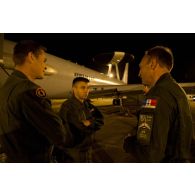 Discussion sur le tarmac avant le départ en mission de nuit, entre le lieutenant-colonel Arnaud Bourguignon, chef de mission E3F (tactical director) et un capitaine, devant l'avion de détection E3F Awacs de l'EDCA (escadron de détection et de contrôle aéroportés) 36 Berry de la BA 702 (base aérienne) d'Avord n° 204 (702 CD) de l'escadrille BR 257 (Masse d'armes).