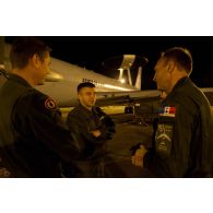 Discussion sur le tarmac avant le départ en mission de nuit, entre le lieutenant-colonel Arnaud Bourguignon, chef de mission E3F (tactical director) et un capitaine, devant l'avion de détection E3F Awacs de l'EDCA (escadron de détection et de contrôle aéroportés) 36 Berry de la BA 702 (base aérienne) d'Avord n° 204 (702 CD) de l'escadrille BR 257 (Masse d'armes).