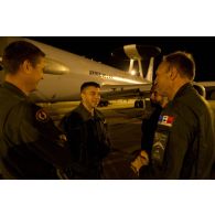 Discussion sur le tarmac avant le départ en mission de nuit, entre le lieutenant-colonel Arnaud Bourguignon, chef de mission E3F (tactical director) et un capitaine, devant l'avion de détection E3F Awacs de l'EDCA (escadron de détection et de contrôle aéroportés) 36 Berry de la BA 702 (base aérienne) d'Avord n° 204 (702 CD) de l'escadrille BR 257 (Masse d'armes).