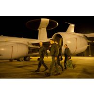 Des opérateurs navigants s'apprêtent à embarquer pour un départ en mission de nuit dans l'avion de détection E3F Awacs de l'EDCA (escadron de détection et de contrôle aéroportés) 36 Berry de la BA 702 (base aérienne) d'Avord n° 204 (702 CD) de l'escadrille BR 257 (Masse d'armes).