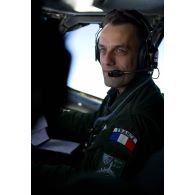 Portrait du lieutenant-colonel pilote d'E3F du 36e EDCA (escadron de détection et de contrôle aéroporté) aux commandes en cabine de pilotage, lors d'une mission de contrôle aérien sur la Libye à bord d'un avion de détection Awacs.