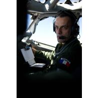 Portrait du lieutenant-colonel pilote d'E3F du 36e EDCA (escadron de détection et de contrôle aéroporté) aux commandes en cabine de pilotage, lors d'une mission de contrôle aérien sur la Libye à bord d'un avion de détection Awacs.