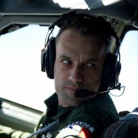 Portrait du lieutenant-colonel pilote d'E3F du 36e EDCA (escadron de détection et de contrôle aéroporté) aux commandes en cabine de pilotage, lors d'une mission de contrôle aérien sur la Libye à bord d'un avion de détection Awacs.