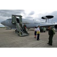 Au retour d'une mission de contrôle aérien sur la Libye, débarquement de capitaines opérateurs navigants et accueil au pied de l'avion de détection E3F Awacs de l'EDCA (escadron de détection et de contrôle aéroportés) 36 Berry n° 204 (702 CD) de l'escadrille BR 257 (Masse d'armes) sur la BA 702 (base aérienne) d'Avord.