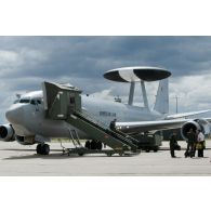 Au retour d'une mission de contrôle aérien sur la Libye, débarquement de capitaines opérateurs navigants et accueil au pied de l'avion de détection E3F Awacs de l'EDCA (escadron de détection et de contrôle aéroportés) 36 Berry n° 204 (702 CD) de l'escadrille BR 257 (Masse d'armes) sur la BA 702 (base aérienne) d'Avord.