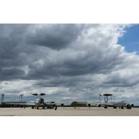 Deux avions de détection E3F Awacs de l'EDCA (escadron de détection et de contrôle aéroportés) 36 Berry, dont le n° 203 (702 CC) de l'escadrille SAL 253 (Dogue), sur le parking avions de la BA 702 (base aérienne) d'Avord.
