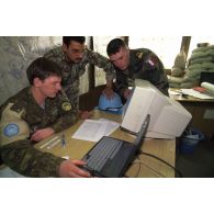 Dans la salle Opérations du PTT building, les liaisons sont effectuées sur toutes les missions extérieures