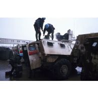 Des soldats français chargent en munitions un VAB équipé d'un canon de 20 mm à l'aéroport de Sarajevo.