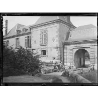 Reims et les villages des alentours : paysages, ruines et vie quotidienne des civils et soldats.