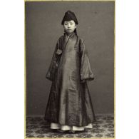 [Portrait d'une jeune femme coréenne en costume traditionnel].<br>