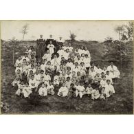 [Groupe d'enfants coréens accompagnés de religieuses et d'un prêtre].