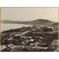 [Chine ou Corée. Panorama d'une ville portuaire].