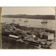[Chine ou Corée. Ville portuaire avec de nombreux bâtiments au mouillage].