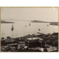 [Chine ou Corée. Ville portuaire avec de nombreux bâtiments au mouillage].