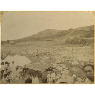 Liste des photographies / Les Grandes / n° 1 Inspection des étendards des corporations de marchands en dehors de la porte de l'Ouest quelques jours avant la vraie cérémonie. [légende d'origine]