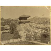 N° 2. La grande porte de l'Est [Tongdaemun] le jour de la troisième répétition. [légende d'origine]