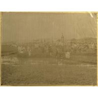 N° 4. Halte de la procession du dehors de la porte de l'Est, devant le temple du dieu de la guerre le jour de la vraie cérémonie. [légende d'origine]