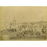 Halte du cortège en direction de la porte de l'Est le jour de la cérémonie. [légende d'origine]