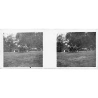 [Un cavalier et une cavalière en promenade dans un parc londonien].