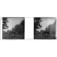 [Un cavalier dans un parc londonien].