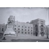 [La cour du château de Windsor avec la statue de Charles II].