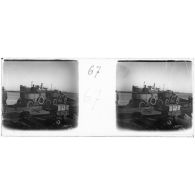 [Campagne des Dardanelles, 1915. Le Débarquement de deux voitures blindées auto-mitrailleuses sur un quai].