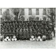 Photographie de groupe du 21e régiment de tirailleurs algériens en 1933.