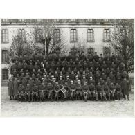 Photographie de groupe du 21e régiment de tirailleurs algériens en 1933.