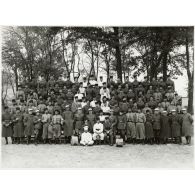 Photographie de groupe du 21e régiment de tirailleurs algériens en 1933.