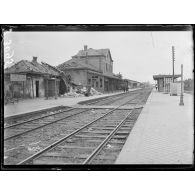 Crépy-en-Valois (Oise). La gare bombardée par avion, les quais. [légende d’origine]