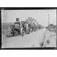 Beauval (Oise). Tracteurs anglais sur la route. [légende d’origine]
