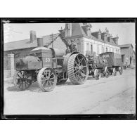 Beauval (Oise). Tracteur anglais et son convoi sur la route. [légende d’origine]