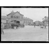 Crépy-en-Valois (Oise). Voitures de ravitaillement devant la gare. [légende d’origine]
