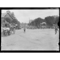 Crépy-en-Valois (Oise). Avenue de la gare. Voitures de ravitaillement. [légende d’origine]