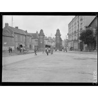 Crépy-en-Valois (Oise). La porte de Paris. [légende d’origine]