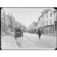 Crépy-en-Valois (Oise). La rue Nationale. [légende d’origine]