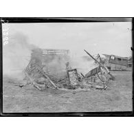 Crépy-en-Valois (Oise). Voitures de ravitaillement démolies et brûlées. [légende d'origine]