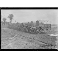 Crépy-en-Valois (Oise). Voitures régimentaires destinées aux troupes américaines. [légende d’origine]