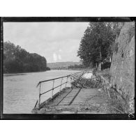 Verdun (Meuse). La Meuse, au fond la côte de Belleville. [légende d'origine]