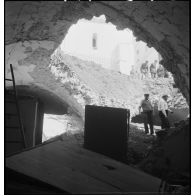 Cratère causé par l'explosion d'une bombe sur le boulevard de la République à Alger lors du bombardement allemand de la nuit du 18 au 19 avril 1943.