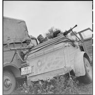 Des goumiers du IIe Tabor du 1er GTM (groupe de tabors marocains) de la 1re DMM (division de marche du Maroc) posent à bord d'une Kübelwagen (Volkswagen type 82), véhicule pris à l'armée allemande à l'issue de combats.